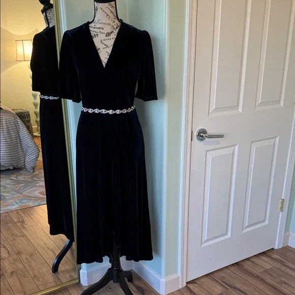 Donna Morgan Dark Blue Velvet Midi Dress - Picture 3 of 8